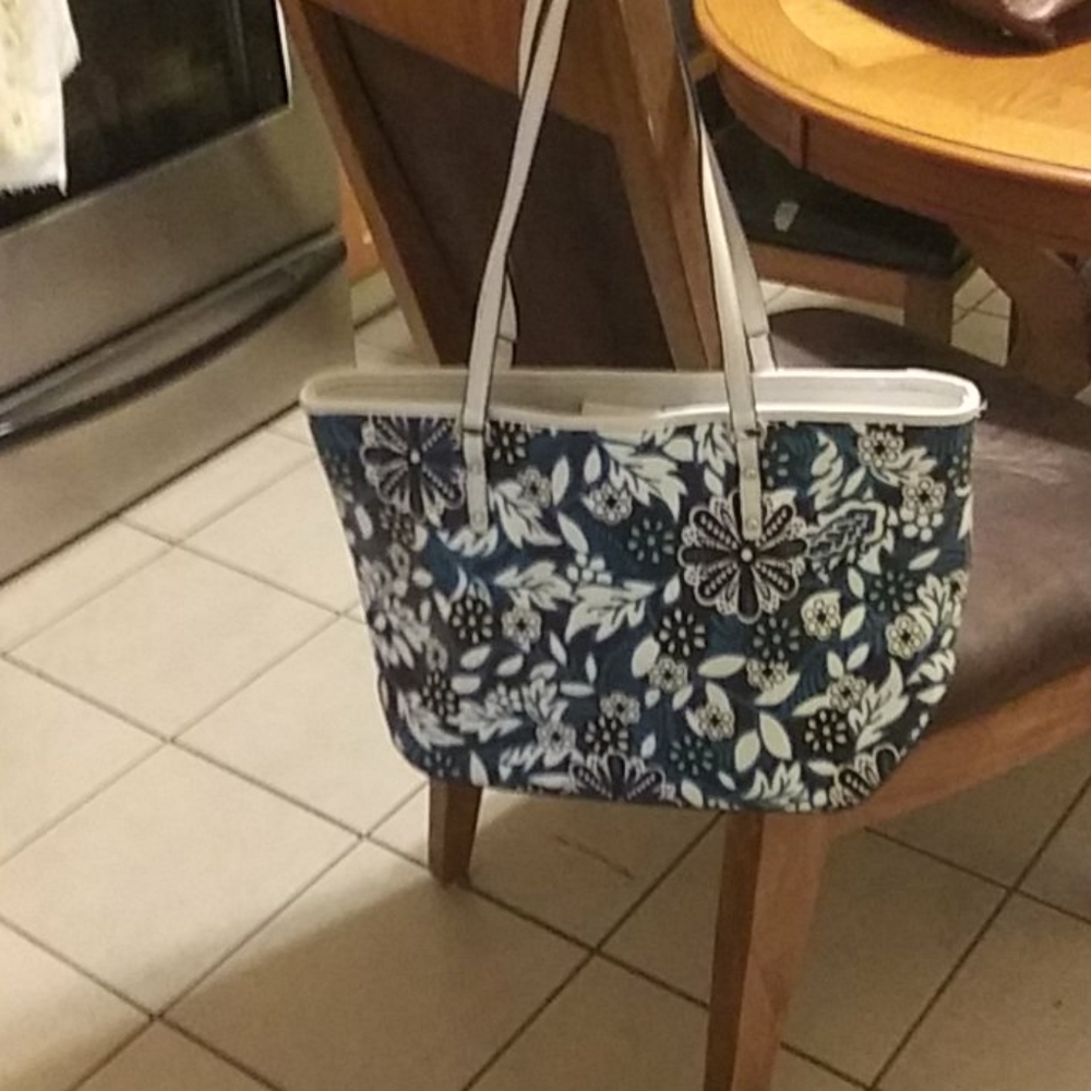 Nine West PURSE lightly used. Clean inside and out